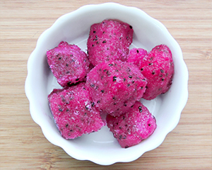 Paradise Dragon Fruit Red | The featured superfood known also as [Pitaya]. Cutting and freezing them using the method “IQF”, Individual Quick Freezing, saves us the troublesome peeling and the loss caused by it. It is recommendable for pitaya bowls and smoothies.